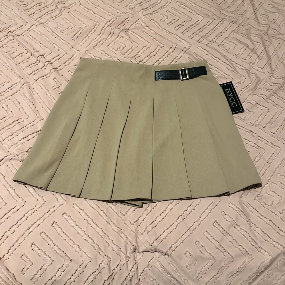 NYCC Beige Pleated Mini Skort with Black Belt Design- Size 8